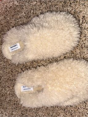 Old Navy Cream Sherpa Slip-On Slippers